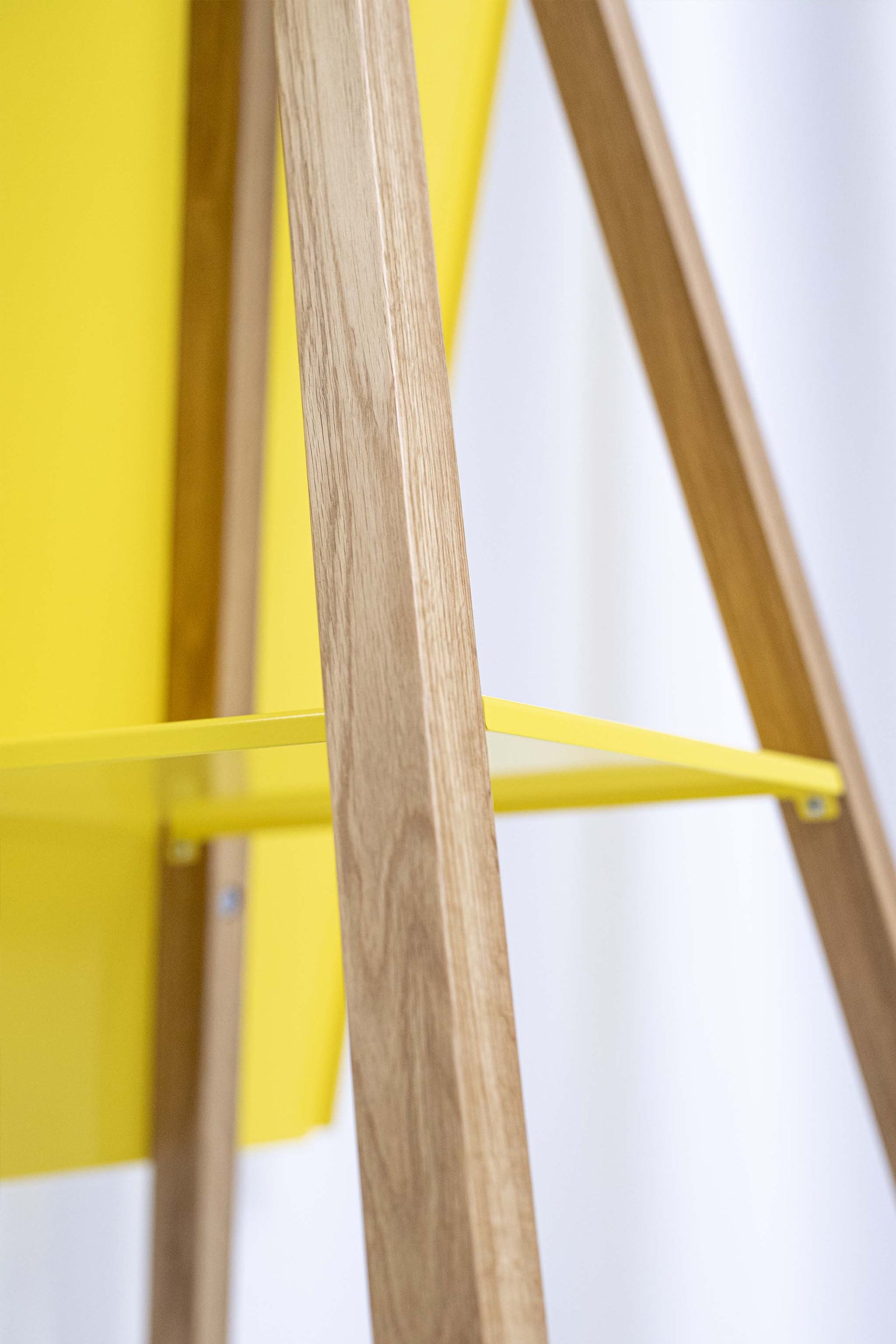 Detailansicht von der Ablage und dem Eichenholz bei Flipchart Freewheelin