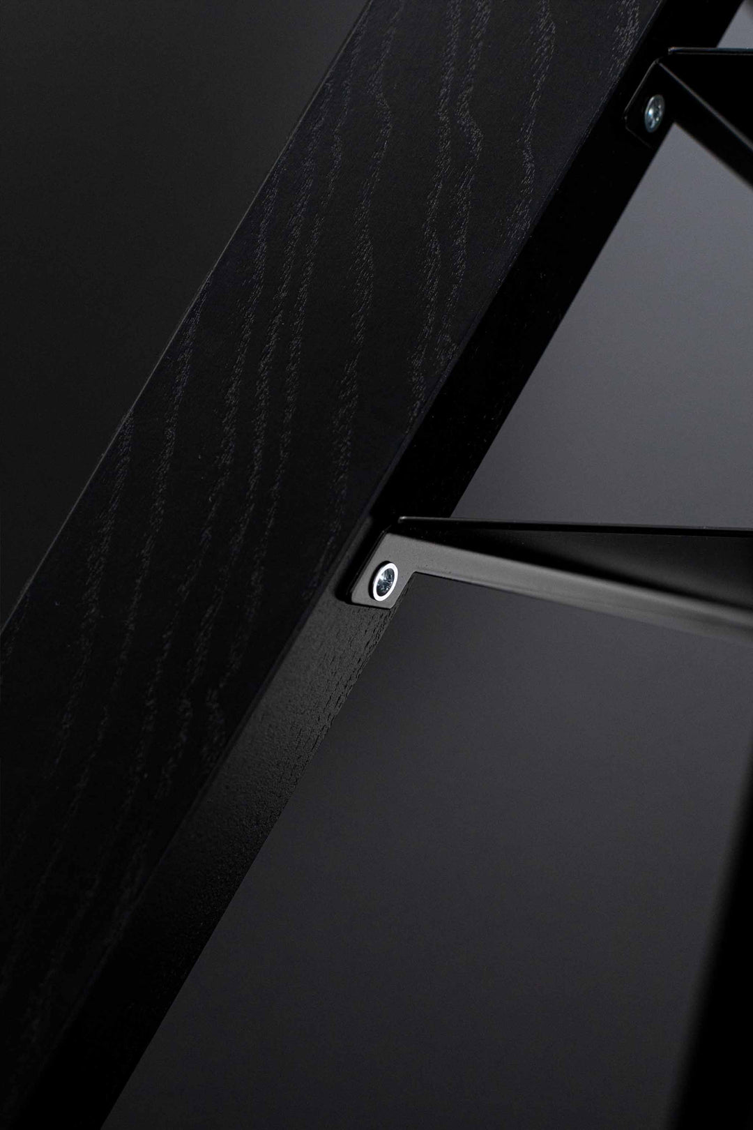 Holzdetail Monitorständer schwarz gebeizt